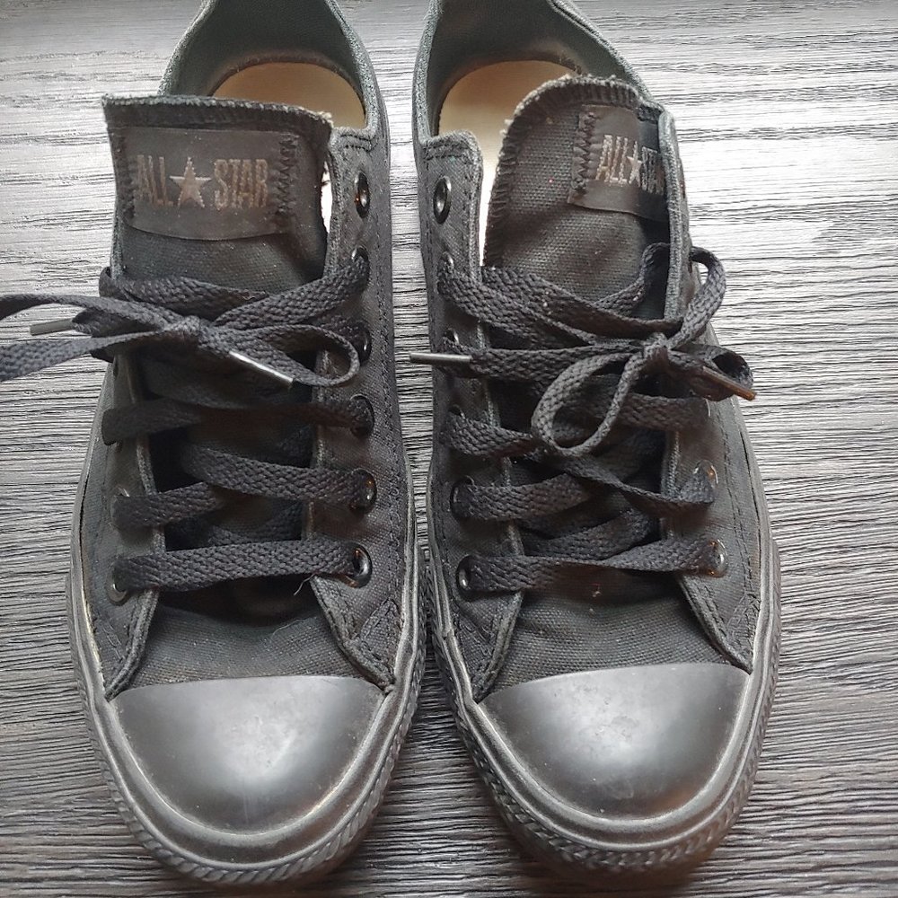 Converse low top sneakers unisex, women's size 7.5